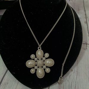 💕SALE PRICE💕   Chanel Pearl Flower Shape Pendant Necklace